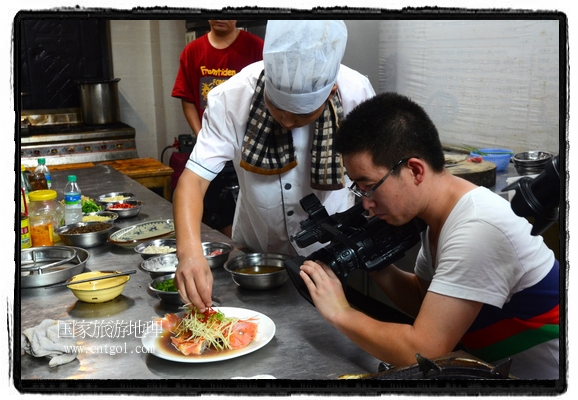 此次攝制組通過拍攝婺源代表名菜糊豆腐、粉蒸肉、荷包紅魚、賽鵝頸及地方小吃清明果、灰汁果、糯米子糕等來詮釋婺源美食經(jīng)典，展示婺源食文化，打造獨屬婺源的美食符號。