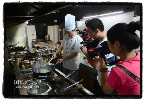 此次攝制組通過拍攝婺源代表名菜糊豆腐、粉蒸肉、荷包紅魚、賽鵝頸及地方小吃清明果、灰汁果、糯米子糕等來詮釋婺源美食經(jīng)典，展示婺源食文化，打造獨屬婺源的美食符號。