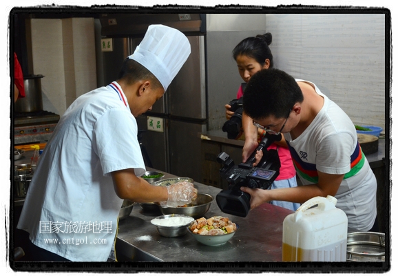 此次攝制組通過拍攝婺源代表名菜糊豆腐、粉蒸肉、荷包紅魚、賽鵝頸及地方小吃清明果、灰汁果、糯米子糕等來詮釋婺源美食經(jīng)典，展示婺源食文化，打造獨屬婺源的美食符號。