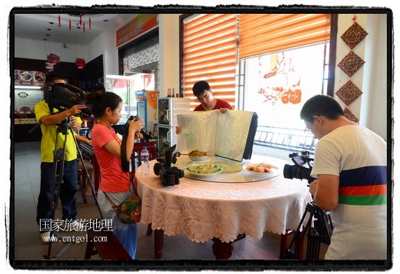 此次攝制組通過拍攝婺源代表名菜糊豆腐、粉蒸肉、荷包紅魚、賽鵝頸及地方小吃清明果、灰汁果、糯米子糕等來詮釋婺源美食經(jīng)典，展示婺源食文化，打造獨屬婺源的美食符號。