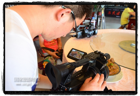 此次攝制組通過拍攝婺源代表名菜糊豆腐、粉蒸肉、荷包紅魚、賽鵝頸及地方小吃清明果、灰汁果、糯米子糕等來詮釋婺源美食經(jīng)典，展示婺源食文化，打造獨屬婺源的美食符號。