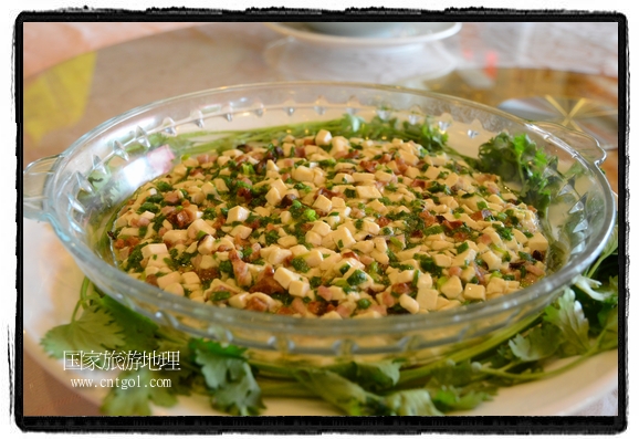 此次攝制組通過拍攝婺源代表名菜糊豆腐、粉蒸肉、荷包紅魚、賽鵝頸及地方小吃清明果、灰汁果、糯米子糕等來詮釋婺源美食經(jīng)典，展示婺源食文化，打造獨屬婺源的美食符號。