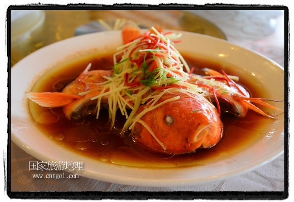 此次攝制組通過拍攝婺源代表名菜糊豆腐、粉蒸肉、荷包紅魚、賽鵝頸及地方小吃清明果、灰汁果、糯米子糕等來詮釋婺源美食經(jīng)典，展示婺源食文化，打造獨屬婺源的美食符號。