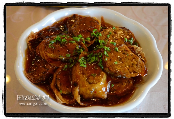 此次攝制組通過拍攝婺源代表名菜糊豆腐、粉蒸肉、荷包紅魚、賽鵝頸及地方小吃清明果、灰汁果、糯米子糕等來詮釋婺源美食經(jīng)典，展示婺源食文化，打造獨屬婺源的美食符號。