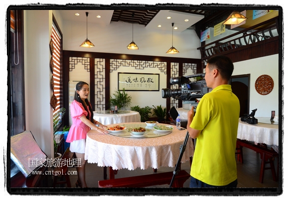 此次攝制組通過拍攝婺源代表名菜糊豆腐、粉蒸肉、荷包紅魚、賽鵝頸及地方小吃清明果、灰汁果、糯米子糕等來詮釋婺源美食經(jīng)典，展示婺源食文化，打造獨屬婺源的美食符號。