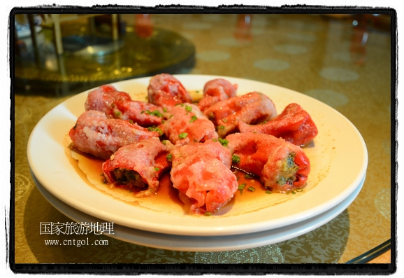 此次攝制組通過拍攝婺源代表名菜糊豆腐、粉蒸肉、荷包紅魚、賽鵝頸及地方小吃清明果、灰汁果、糯米子糕等來詮釋婺源美食經(jīng)典，展示婺源食文化，打造獨屬婺源的美食符號。