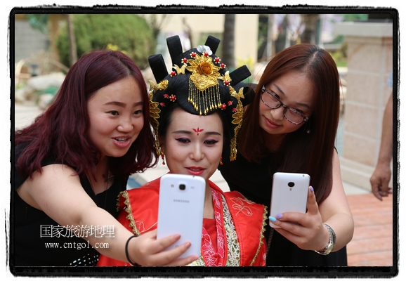 6月19日，端午節(jié)的前一天，甘肅平?jīng)鍪嗅轻紖^(qū)南山公園澳廈麗灣小區(qū)“邀請(qǐng)”唐朝被譽(yù)為四大美女之一的“楊貴妃”前來與市民見面，共度“端午佳節(jié)”。期間，“貴妃娘娘”由一名解說人員做向?qū)Вc小區(qū)居民一同游玩、賞景、互敬酒水、合影留念，并現(xiàn)場(chǎng)贈(zèng)送大人小孩粽子、香包和糖果。