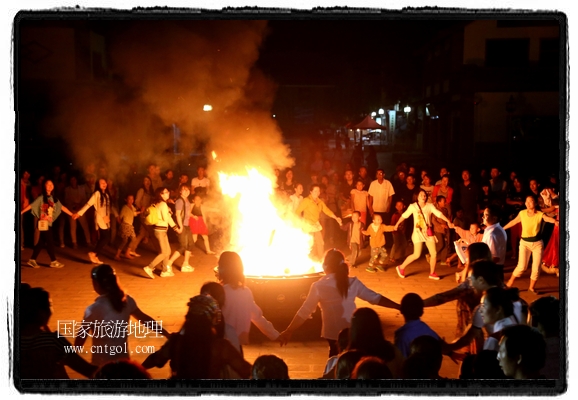 甘肅平?jīng)鍪嗅轻脊沛?zhèn)舉辦了篝火晚會，1000余名市民參與其中，大家載歌載舞，在歡快熱鬧的氣氛中為每一位父親送祝福。父親節(jié)（Father's Day），顧名思義是感恩父親的節(jié)日。約始于二十世紀(jì)初，起源于美國，現(xiàn)已廣泛流傳于世界各地，節(jié)日日期因地域而存在差異。