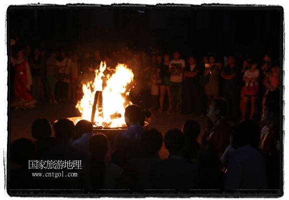 甘肅平?jīng)鍪嗅轻脊沛?zhèn)舉辦了篝火晚會，1000余名市民參與其中，大家載歌載舞，在歡快熱鬧的氣氛中為每一位父親送祝福。父親節(jié)（Father's Day），顧名思義是感恩父親的節(jié)日。約始于二十世紀(jì)初，起源于美國，現(xiàn)已廣泛流傳于世界各地，節(jié)日日期因地域而存在差異。