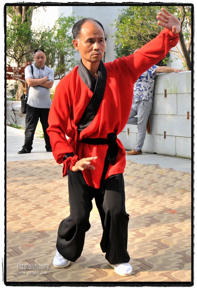 6月20日，小朋友們和中國武術愛好者們在江西省婺源縣熹園景區(qū)表演中國傳統(tǒng)的中國武術功夫，吸引許多游人前來駐足觀看。當日是中國傳統(tǒng)的端午節(jié)，江西省婺源縣的中國武術愛好者們通過表演中國武術功夫，打太極，表演了少林棍、硬氣功、自選拳等少林寺功夫，讓孩子們從小學習中國武術，傳承中國武德，感受先人過端午的氛圍。