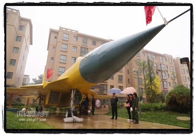 小區(qū)突然出現(xiàn)“飛機(jī)坦克”，其中殲15艦載戰(zhàn)斗機(jī)一架、99式主戰(zhàn)坦克一輛、武直-10武裝直升機(jī)一架，吸引了眾多市民雨中圍觀、合影。