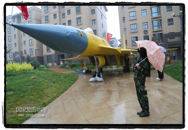 小區(qū)突然出現(xiàn)“飛機(jī)坦克”，其中殲15艦載戰(zhàn)斗機(jī)一架、99式主戰(zhàn)坦克一輛、武直-10武裝直升機(jī)一架，吸引了眾多市民雨中圍觀、合影。