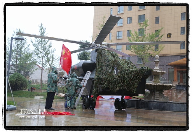 小區(qū)突然出現(xiàn)“飛機(jī)坦克”，其中殲15艦載戰(zhàn)斗機(jī)一架、99式主戰(zhàn)坦克一輛、武直-10武裝直升機(jī)一架，吸引了眾多市民雨中圍觀、合影。
