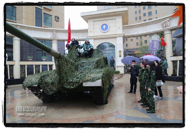 小區(qū)突然出現(xiàn)“飛機(jī)坦克”，其中殲15艦載戰(zhàn)斗機(jī)一架、99式主戰(zhàn)坦克一輛、武直-10武裝直升機(jī)一架，吸引了眾多市民雨中圍觀、合影。