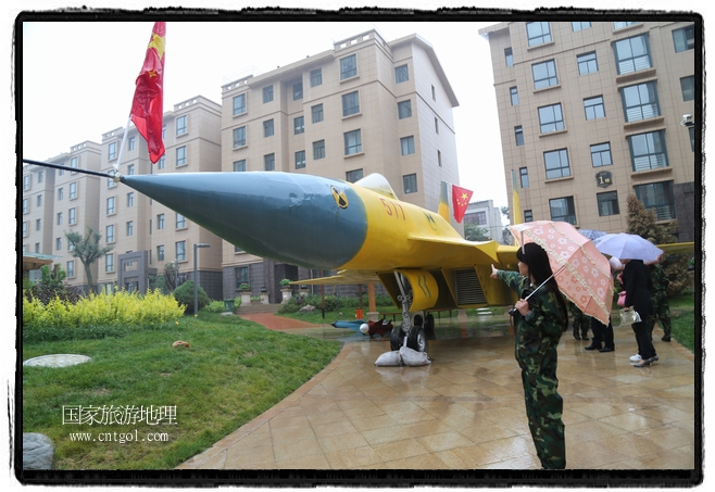 小區(qū)突然出現(xiàn)“飛機(jī)坦克”，其中殲15艦載戰(zhàn)斗機(jī)一架、99式主戰(zhàn)坦克一輛、武直-10武裝直升機(jī)一架，吸引了眾多市民雨中圍觀、合影。