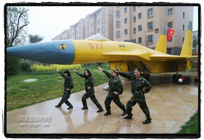 小區(qū)突然出現(xiàn)“飛機(jī)坦克”，其中殲15艦載戰(zhàn)斗機(jī)一架、99式主戰(zhàn)坦克一輛、武直-10武裝直升機(jī)一架，吸引了眾多市民雨中圍觀、合影。