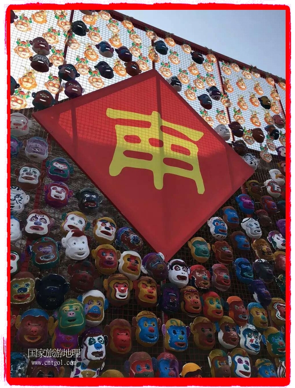 中國(guó)規(guī)模最大的猴面具彩繪在南潯古鎮(zhèn)展示。猴子真是今年最紅的動(dòng)物。 