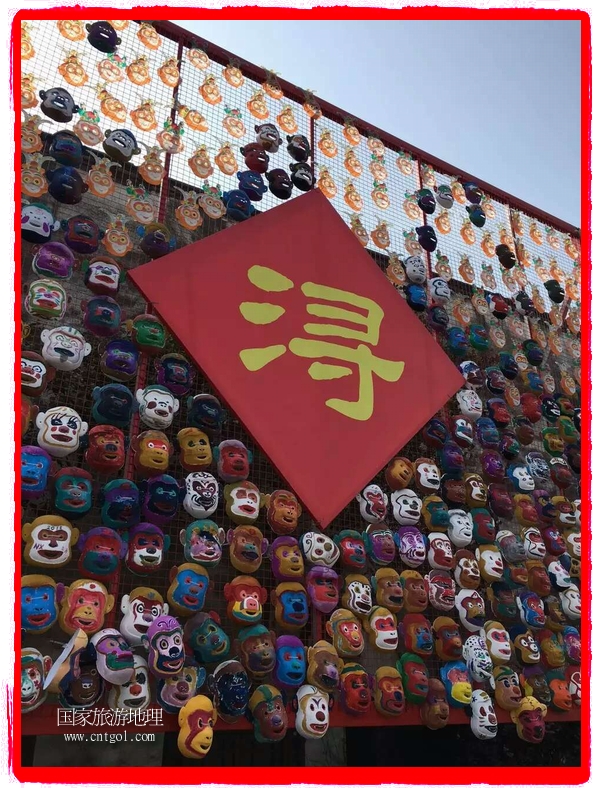 中國(guó)規(guī)模最大的猴面具彩繪在南潯古鎮(zhèn)展示。猴子真是今年最紅的動(dòng)物。 
