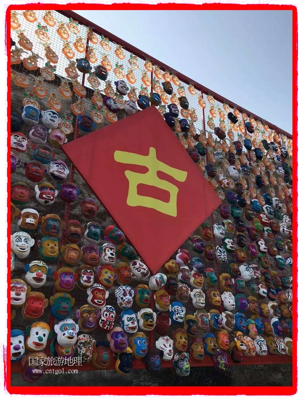 中國(guó)規(guī)模最大的猴面具彩繪在南潯古鎮(zhèn)展示。猴子真是今年最紅的動(dòng)物。 