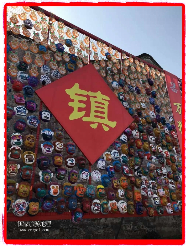 中國(guó)規(guī)模最大的猴面具彩繪在南潯古鎮(zhèn)展示。猴子真是今年最紅的動(dòng)物。 