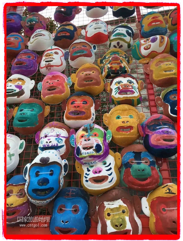 中國(guó)規(guī)模最大的猴面具彩繪在南潯古鎮(zhèn)展示。猴子真是今年最紅的動(dòng)物。 