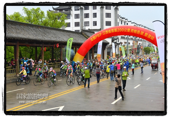來自江西、安徽、浙江、福建等省市近千名選手參加了比賽，婺源賽道沿途的秀美風(fēng)光和徽派古村落，給參賽選手留下美好的印象。