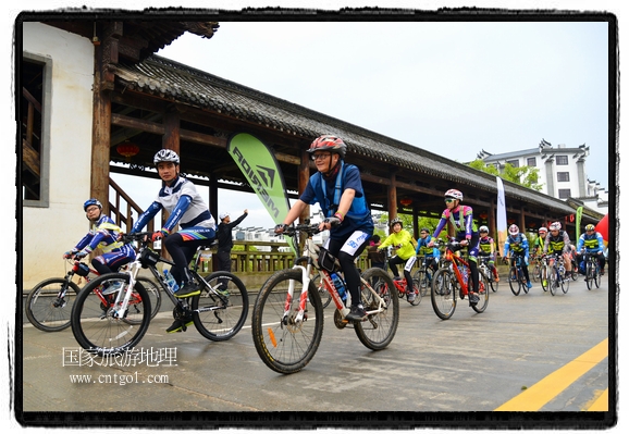 來自江西、安徽、浙江、福建等省市近千名選手參加了比賽，婺源賽道沿途的秀美風(fēng)光和徽派古村落，給參賽選手留下美好的印象。