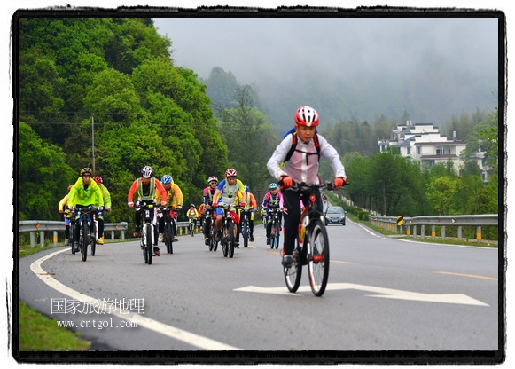 來自江西、安徽、浙江、福建等省市近千名選手參加了比賽，婺源賽道沿途的秀美風(fēng)光和徽派古村落，給參賽選手留下美好的印象。