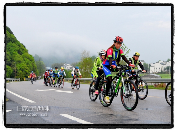 來自江西、安徽、浙江、福建等省市近千名選手參加了比賽，婺源賽道沿途的秀美風(fēng)光和徽派古村落，給參賽選手留下美好的印象。